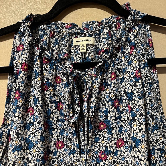 Max Studio Navy/Blue/White/Pink Busy Floral Print Sleeveless Top w/Ruffles - Picture 3 of 15